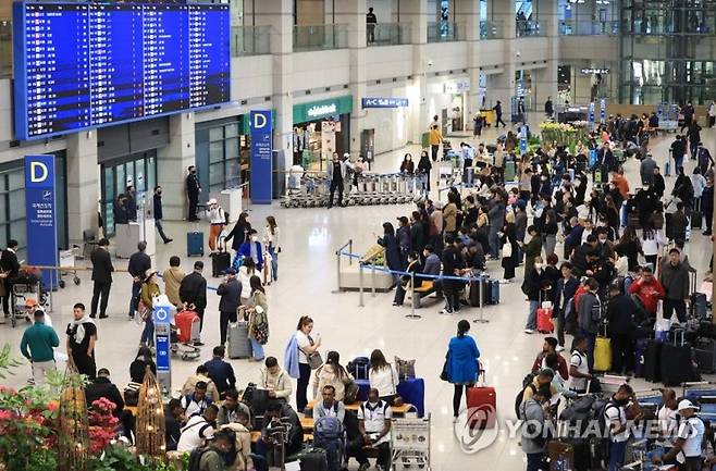 최근 여객 수요가 늘면서 실적 기대감이 커지고 있는 항공업계가 국제 항공유 가격이 배럴당 100달러에 육박하면서 시름이 깊어지고 있다. 사진은 인천국제공항 제1여객터미널 입국장이 여객들로 붐비는 모습. 연합뉴스