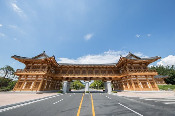 전북대 한옥 정문.