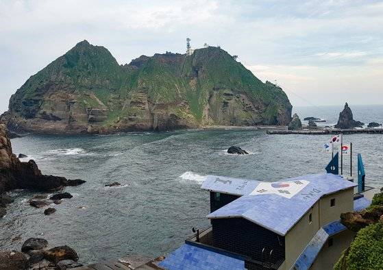 독도 서도 주민 숙소에 태극기가 그려져 있다. 사진 위에 섬은 동도. 연합뉴스