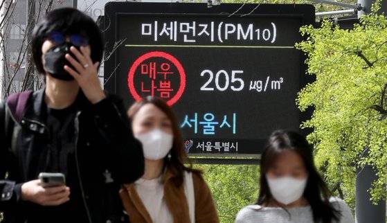 중국발 황사가 유입되면서 전국 곳곳에서 미세먼지 경보가 발령된 12일 서울 중구 세종대로에 설치된 대기질 안내판에 미세먼지 매우나쁨이 표시되고 있다. 뉴스1