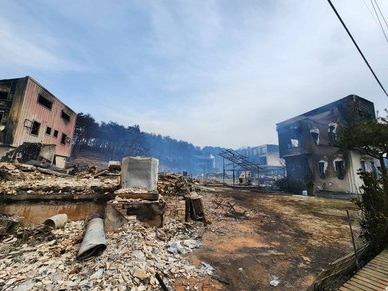 지난 11일 오후 찾은 강원 강릉시 저동. 화마가 집어삼킨 펜션 모습. 박진호 기자