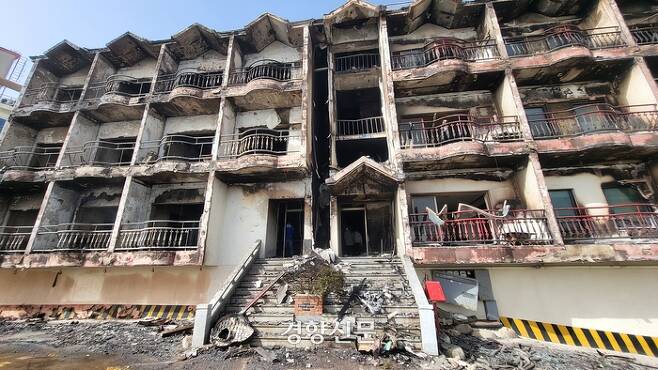 강원도 강릉시 안현동 사근진 해변 인근 한 모텔 건물이 지난 11일 발생한 산불로 불에 탄 모습. 이삭 기자.