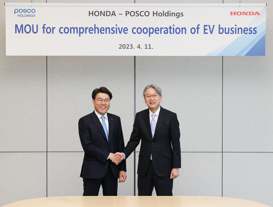 Posco Holdings CEO Choi Jeong-woo, left, and Honda Motor CEO Toshihiro Mibe pose for a photo during a signing ceremony held in Gangnam District, southern Seoul, Tuesday. [POSCO HOLDINGS]