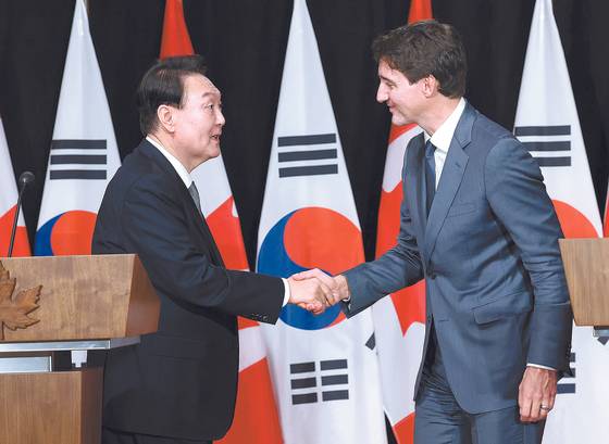 President Yoon Suk Yeol, left, shakes hands with Canadian Prime Minister Justin Trudeau after their press conference in Ottawa on Sept. 23, 2022. [YONHAP]