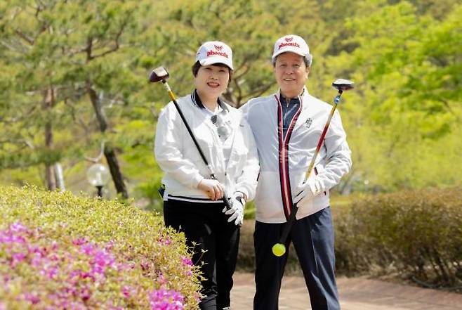 영진전문대 스포츠경영과에 재학 중인 박경숙(왼쪽) 박정준 남매가 캠퍼스에서 포즈를 취하고 있다. (영진전문대 제공) 2023.04.12