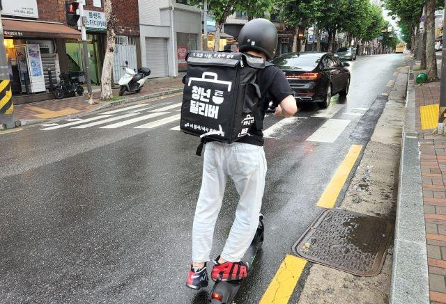 서울 강동구 성내동 취약계층을 위한 도시락 배달 봉사에 나선 교회 청년 모습. 성내1동 주민센터 제공
