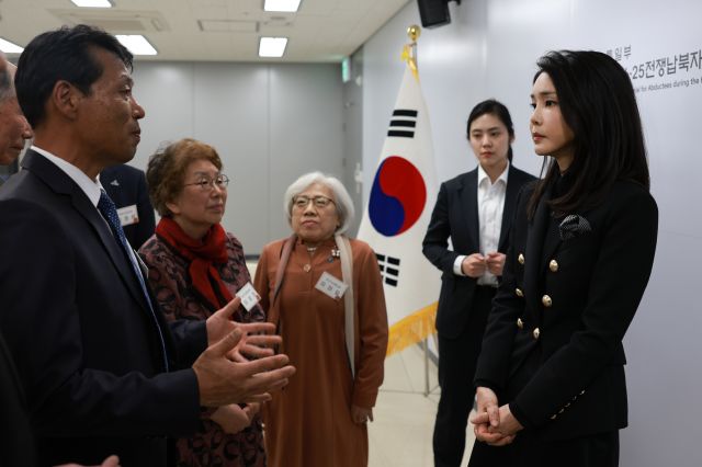 김건희 여사가 12일 경기도 파주시 국립6·25전쟁납북자기념관을 찾아 납북자·억류자 가족과 대화하고 있다. 대통령실 제공