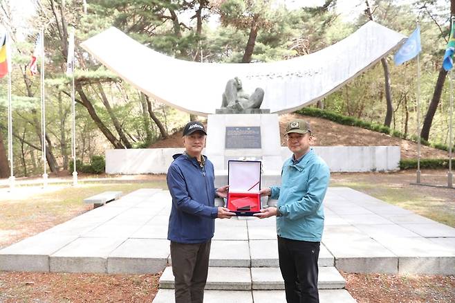 장세욱 동국제강 부회장(왼쪽)이 표창수 제2신속대응사단장에게 12일 감사패를 전달하고 있다. <동국제강>