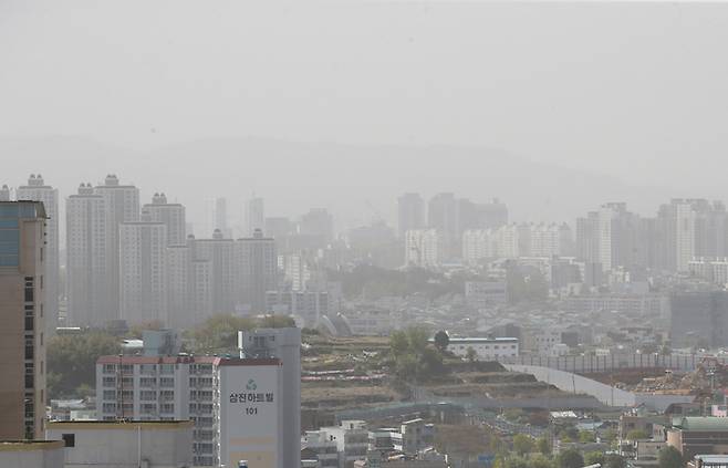 짙은 황사가 전국을 뒤덮으며 미세먼지가 매우나쁨 상태를 보인 12일 오후 광주광역시 도심이 뿌옇게 보이고 있다. [사진 = 연합뉴스]