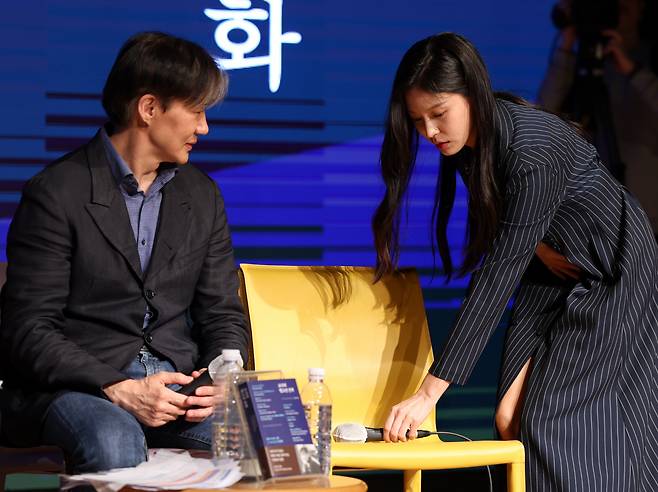 조국 전 장관 딸 조민이 11일 오후 부산 해운대구 쿠무다 콘서트홀에서 열린 '조국의 법고전 산책 저자와의 대화'에서 무대에 오르고 있다. [연합]