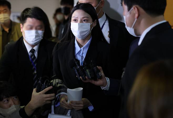 조국 전 법무부 장관 딸 조민씨가 16일 부산대 의전원(의학전문대학원) 입학허가 취소 관련 재판에 증인으로 출석하고있다． [연합]