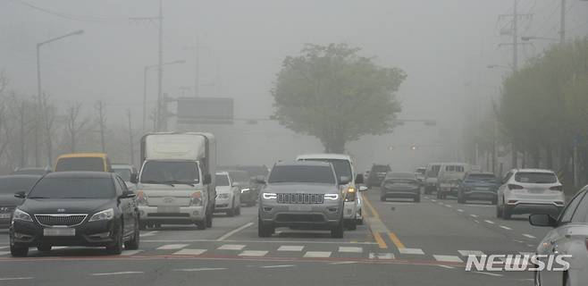 [전주=뉴시스] 김얼 기자 = 전북지역 곳곳의 미세먼지 농도가 매우 나쁨 수준인 12일 전북 전주시 덕진구 만성동 일대가 회색빛으로 물들어 있다. 2023.04.12. pmkeul@nwsis.com