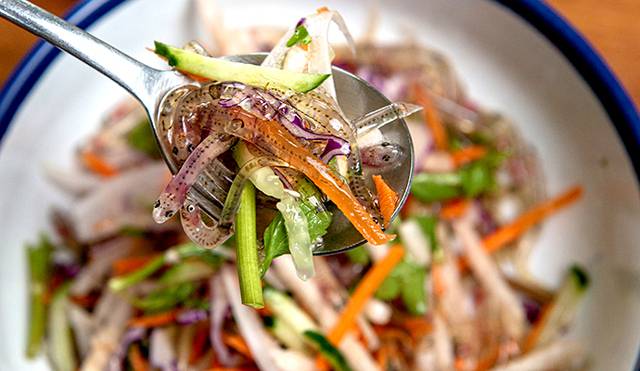 펄떡이는 사백어를 향긋한 미나리에다 당근·양파·오이와 함께 양념장에 비벼 먹는 사백어회. 재밌는 식감과 새콤달콤한 양념장 맛이 조화롭다. 거제=지영철 프리랜서 기자