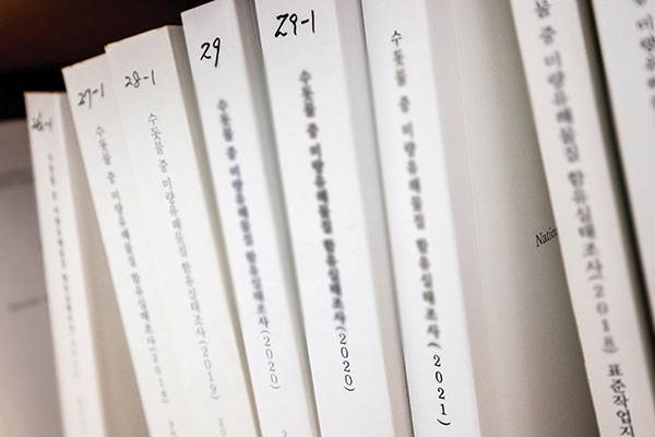 안전한 먹는 물 관리 연구가 최근 그녀의 과제다. 연구 과정과 결과가 담긴 두꺼운 책이 수십여 권 된다