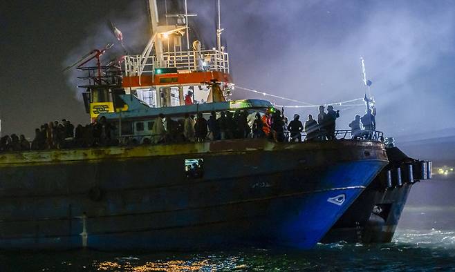 11일(현지시간) 새벽 이탈리아 남부 항구 크로토네에 이주민 500여명을 태운 어선이 입항하고 있다. AP연합뉴스