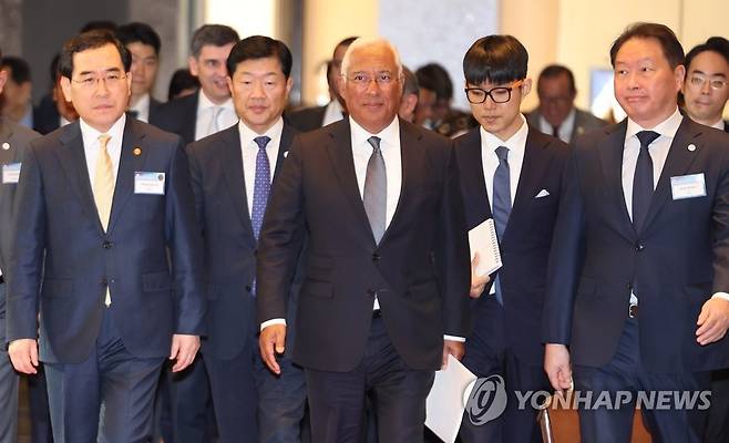 입장하는 '한국-포르투갈 비즈니스 포럼' 참석자들 (서울=연합뉴스) 박동주 기자 = 이창양 산업통상자원부 장관, 안토니우 코스타 포르투갈 총리, 최태원 대한상공회의소 회장 등이 12일 오전 서울 종로구 포시즌스호텔에서 열린 '한국-포르투갈 비즈니스 포럼'에 참석하고 있다. 2023.4.12 pdj6635@yna.co.kr