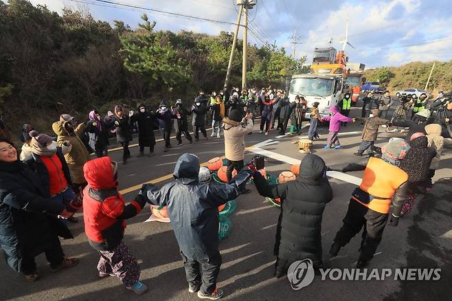 하수처리장 공사 재개 막아선 주민들 [연합뉴스 자료 사진]