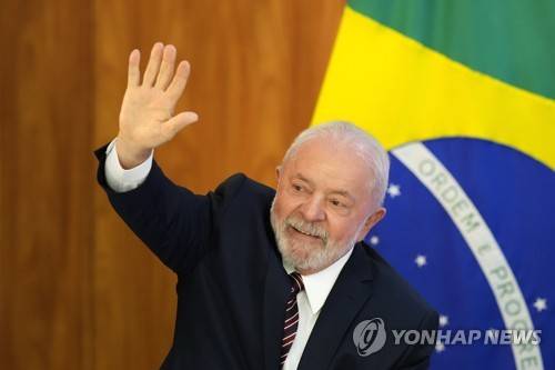 손 들어 보이는 브라질 룰라 대통령 [AP 연합뉴스 자료사진]