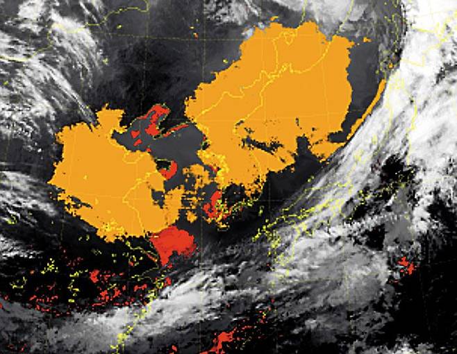 하늘이 노랗다… 최악의 황사, 오늘도 마스크 쓰세요 - 12일 오전 9시 31분 위성 영상에 찍힌 한반도와 주변 지역이 황사와 미세 먼지로 뒤덮여 있다. 노란색은 황사, 붉은색은 미세 먼지가 강한 지역이다. 기상청이 색깔을 입힌 것이다. 이날 전국 평균 미세 먼지 농도가 올 들어 최고 수준인 277㎍(마이크로그램)까지 치솟으며 서울 잠실구장에서 열릴 예정이던 프로야구 경기가 취소됐다. 미세 먼지로 인한 프로야구 경기 취소는 2년 만이다. 이번 황사는 14일 전국 곳곳에 비가 내리면서 해소될 전망이다. /기상청
