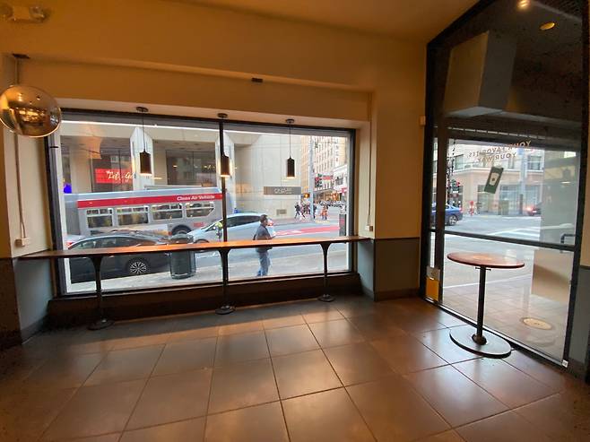 샌프란시스코의 한 스타벅스 매장에 스탠딩 테이블만 남아있다. /더샌프란시스코스탠다드