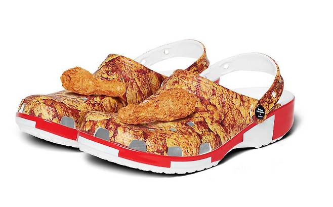 크록스가 KFC와 협업해 만든 신발. /크록스