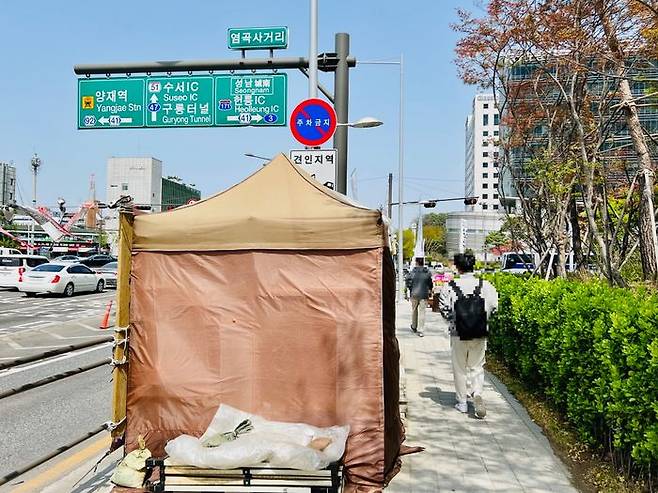 서울 서초구 현대자동차그룹 사옥 인근 인도에 시위자가 설치한 천막 모습. 독자 제공.