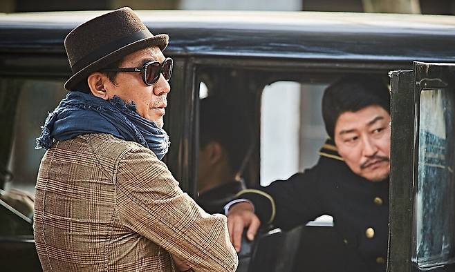 송강호(오른쪽)와 영화 <밀정> 촬영 현장에 있는 김지운 감독. 워너브러더스코리아 제공