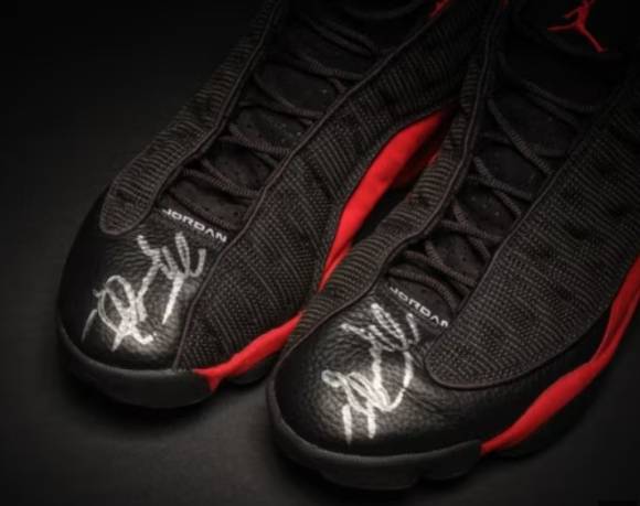 '농구 황제' 마이클 조던이 지난 1998년 NBA 파이널 무대에서 착용한 농구화가 29억원에 팔렸다. [사진=소더비 홈페이지 캡처]