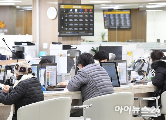 은행 창구에서 고객들이 상담을 받고 있다. [사진=정소희 기자]