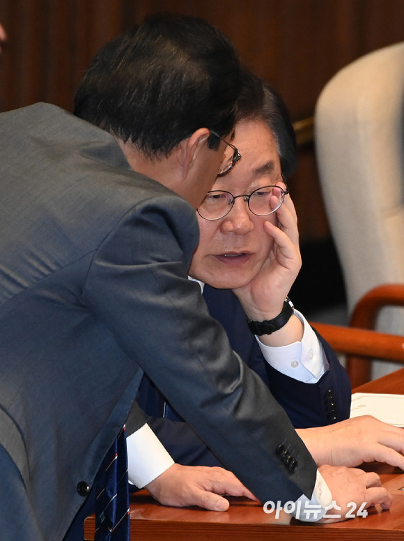 이재명 더불어민주당 대표와 박홍근 원내대표가 13일 서울 여의도 국회에서 열린 본회의에서 대화하고 있다. [사진=김성진 기자]