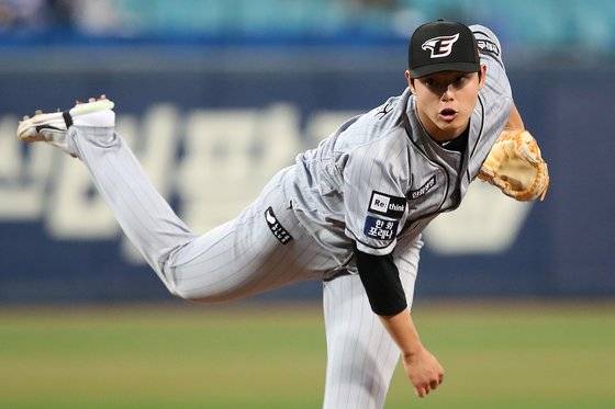 국내 투수로는 최초로 시속 160㎞가 넘는 공을 던진 한화 문동주. 뉴스1