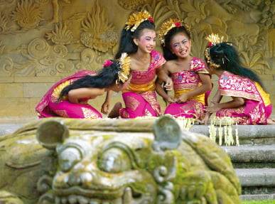 아만다리에서 전통춤을 연습하고 있는 현지소녀들.