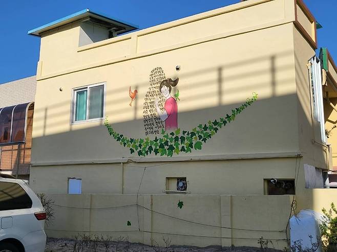 모든 정원의 이름을 적은 벽/사진=강찬미 여행+기자