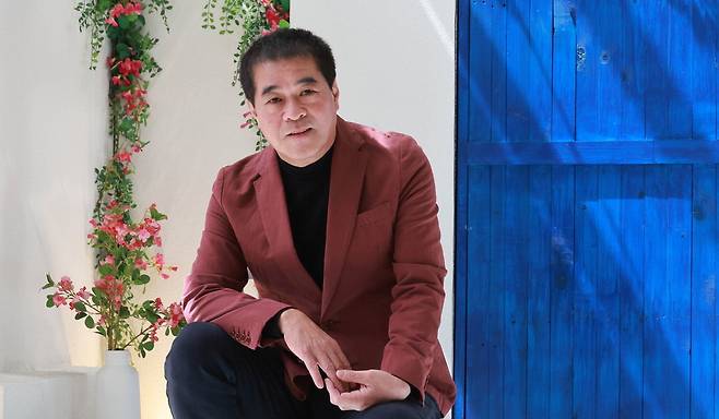 서울 충무아트센터에서 만난 박명성 신시컴퍼니 예술감독이 뮤지컬 '맘마미아!'의 포토존에서 포즈를 취하고 있다. 박형기 기자
