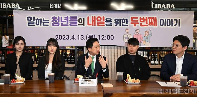 김기현(가운데) 국민의힘 당대표가 13일 서울 구로구의 한 카페에서 열린 국민의힘 일하는 청년들의 내일을 위한 두 번째 이야기 간담회에 참석하고 있다. 임세준 기자