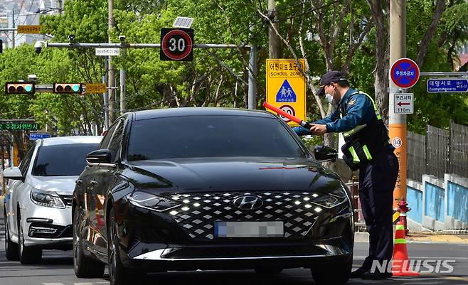 [대구=뉴시스] 이무열 기자 = 13일 오후 대구 남구 대덕초등학교 앞 도로에서 남부경찰서 교통안전계 경찰관이 음주운전 단속을 하고 있다. 2023.04.13. lmy@newsis.com