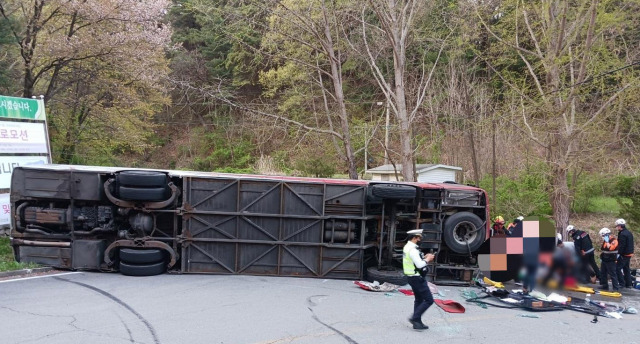 13일 오후 6시 5분께 충북 충주시 수안보면에서 관광버스가 옆으로 쓰러져 탑승객 35명이 다쳤다. /충북소방본부 제공