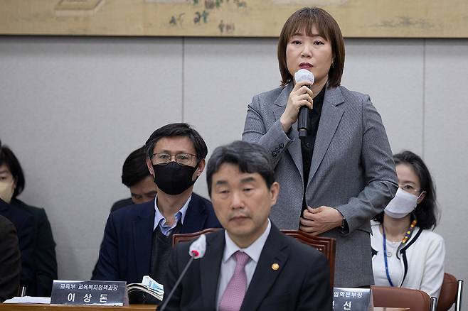 3월9일 천명선 서울대학교 입학본부장이 국회 교육위원회에서 정순신 변호사 아들 학폭 관련 현안 질의에 참고인으로 출석해 답변하고 있다. 앞쪽은 이주호 교육부 장관. ⓒ시사IN 이명익