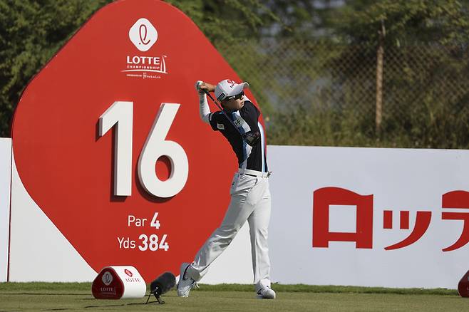 김효주가 13일 미국 하와이주 오아후섬 에바비치의 호아칼레이CC에서 열린 LPGA 투어 롯데 챔피언십 1라운드 16번홀에서 드라이버샷을 치고 있다.  에바비치｜AP 연합뉴스