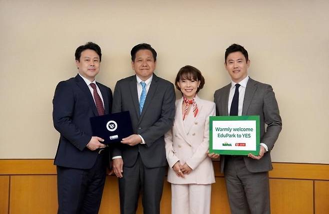 태국 교육시장 진출을 위한 업무 협약  왼쪽부터 윤수 윤선생 공동대표, 스폿 아라야프라욘 에듀파크 CFO, 진타나 폰락사마니 에듀파크 대표이사, 윤성 윤선생 공동대표. [윤선생 제공. 재판매 및 DB금지]