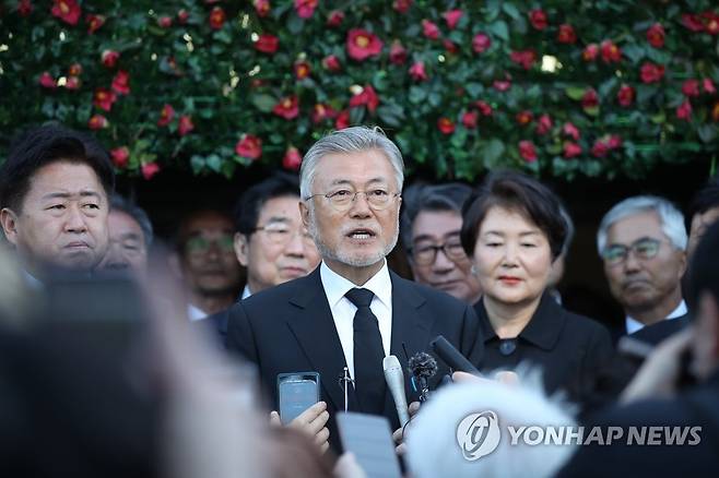 취재진 만난 문재인 전 대통령 (제주=연합뉴스) 제75주년 4·3희생자 추념일인 3일 오후 문재인 전 대통령이 제주시 봉개동 4·3 평화공원을 찾아 희생자들의 넋을 기린 뒤 취재진 질문에 답하고 있다. 2023.4.3 [제주도사진기자회] jihopark@yna.co.kr