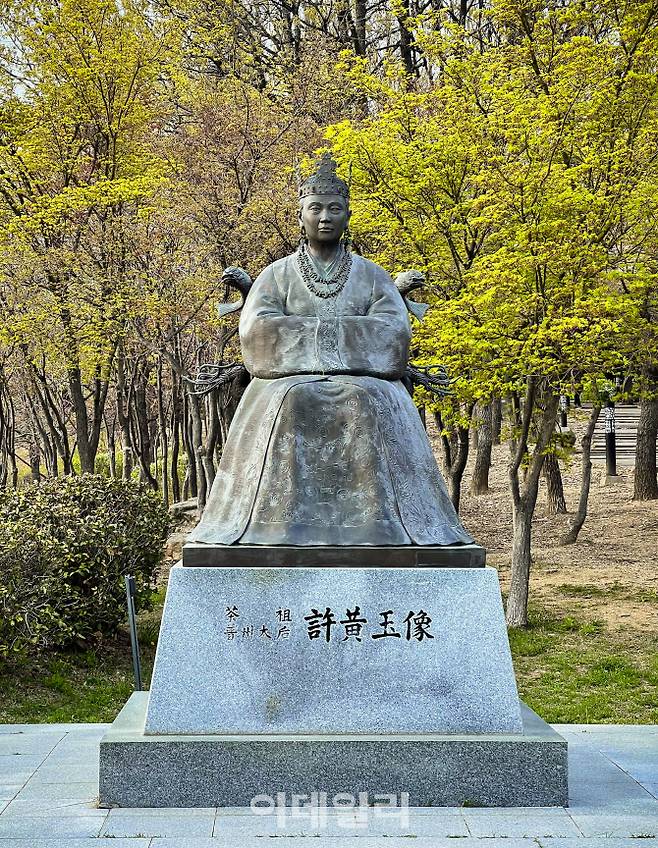 김해 수릉원에 있는 허왕후 동상