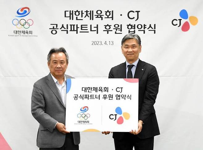 CJ 김홍기 대표이사(오른쪽)과 이기흥 대한체육회 회장이 대한체육회의 공식 파트너 후원사 협약식을 마친 뒤 기념 촬영을 하고 있다. 사진=CJ주식회사