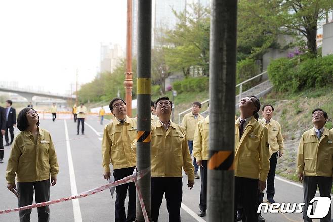 신상진 시장이 인도가 붕괴된 정자교를 방문해 잭 서포트 보강 등을 지시하고 있다.(성남시 제공)