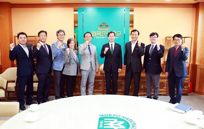 체육학과 동문회가 200만원의 후원금을 전달했다. [사진제공=목포대학교]