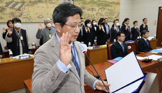 14일 오전 국회 교육위원회에서 열린 정순신 자녀 학교폭력 진상조사 및 학교폭력 대책 수립을 위한 청문회에서 김성규 서울대 부총장이 대표 증인 선서를 하고 있다. 연합뉴스