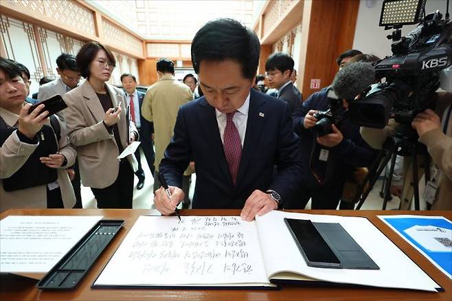 국민의힘 김기현 대표가 14일 서울 마포구 박정희대통령기념관을 방문해 방명록을 작성하고 있다. ⓒ데일리안 홍금표 기자