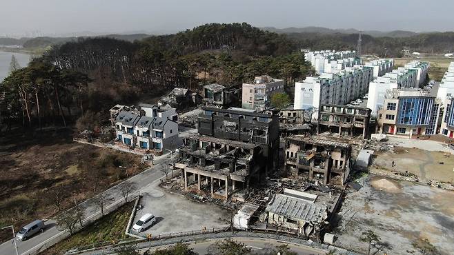 12일 오전 강원도 강릉시 경포로 경포호 인근 펜션단지가 지난 11일 발생한 강릉 산불 화재로 전소돼있다. 뉴스1