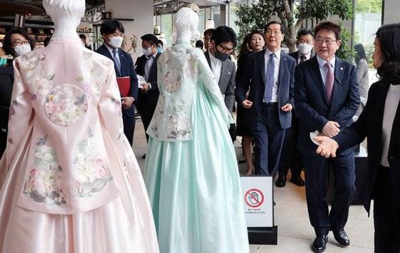 박보균 문화체육관광부 장관이 14일 일본 도쿄 츠타야서점 롯폰기점을 방문해 한국여행 캠페인 현장을 둘러보고 있다. (문화체육관광부 제공)뉴스1
