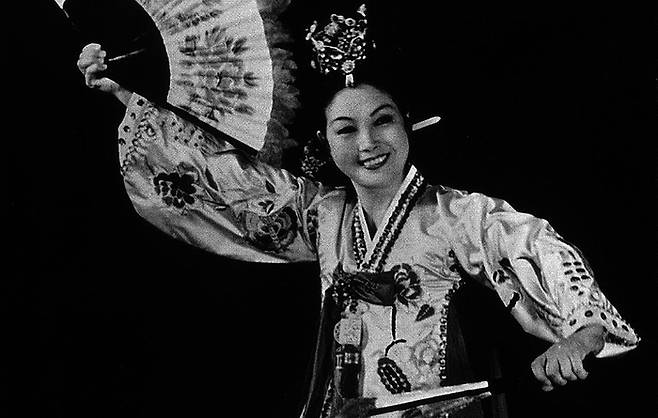 부채춤을 추는 김백봉, 김백봉이 부채춤 군무를 만들기 전까지 부채춤은 혼자 추는 춤이었다. 경향신문 자료사진